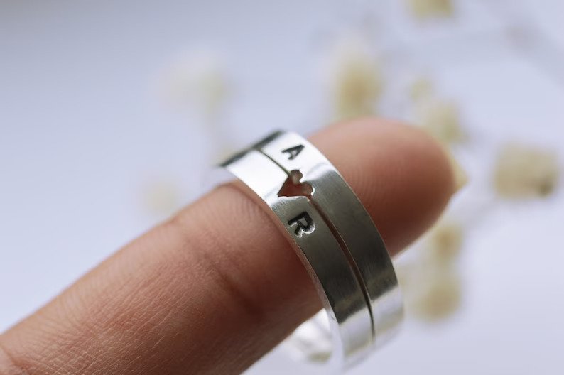 The heart Cut out Couple Ring on finger